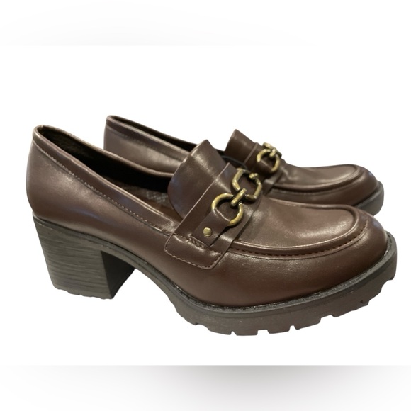 White Mountain Leather Loafers with Gold Accent - Picture 2 of 8